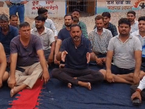 CJP के विरोध में रामपुरा गांव के लोग स्कूल के बाहर धरने पर बैठ गए।