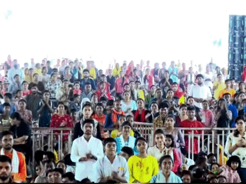 कथा सुनने आए जेन-जी लड़के-लड़कियों को खड़ा कर संस्कार बनाए रखने की शपथ दिलाई। (सौजन्य: आस्था चैनल)