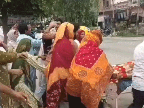 पुलिस जब शगुफ्ता का शव पोस्टमॉर्टम हाउस लेकर गई तो उसके परिवार की महिलाओं ने हंगामा किया था।
