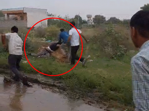 ग्रामीणों ने CJP कार्यकर्ताओं को दौड़ा-दौड़ाकर पीटा।