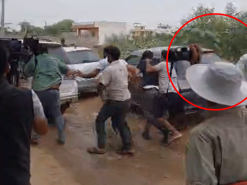 ग्रामीणों (लाल घेरे में) ने CJP कार्यकर्ताओं पर पथराव किया।