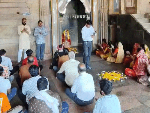 इलाका सफेद पर्दों से कवर, दोनों समुदायों की एंट्री-एग्जिट अलग; हिंदू संगठनों ने किया हनुमान चालीसा पाठ|धार,Dhar - Dainik Bhaskar