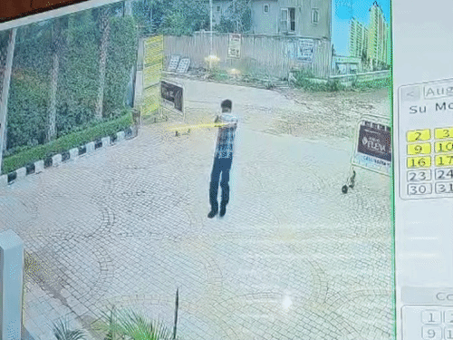 दो युवक बिल्डर के ऑफिस पर फायरिंग करने आते हैं। एक युवक बाइक से उतरते ही फायरिंग करने लगता है।