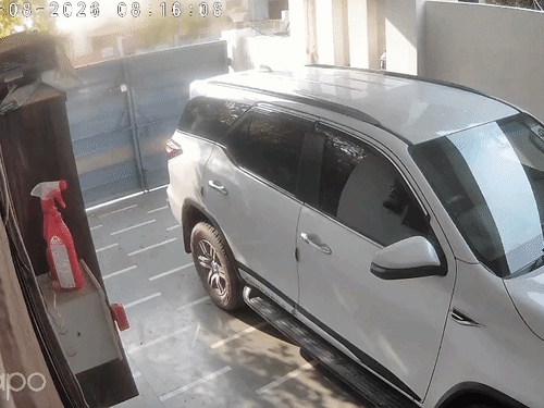This CCTV footage was shared by YouTuber Pragya Mishra. In it, Divya is seen limping. Pragya claims that Manas used to follow her. Her sister's accident happened due to stress.
