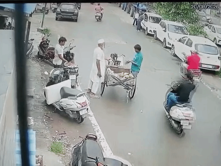 सड़क किनारे रेहड़ी पर नारियल बेचता हुआ युवक, इसी दौरान उसे थार ने कुचल दिया।