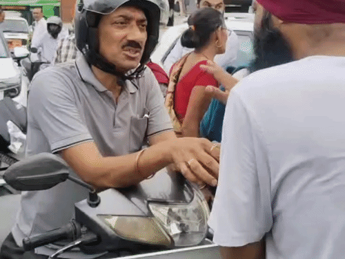 खरड़-चंडीगढ़ हाईवे पर जाम के दौरान लोगों ने आगे जाने की कोशिश की। इस पर प्रदर्शनकारी से उसकी बहस हो गई। प्रदर्शनकारी ने कहा कि आप एक दिन घर नहीं रुक सकते और बंदी सिख 30 साल से जेल में बंद हैं।
