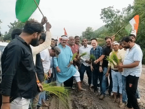 प्रदर्शनकारियों ने उच्चस्तरीय जांच कराने के साथ ठेकेदार और जिम्मेदार अधिकारियों पर कार्रवाई की मांग की।