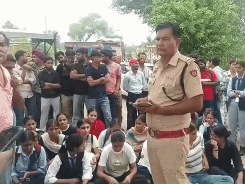 जगाधरी-पाबनी-सढौरा रोड पर बैठे स्टूडेंट्स व मौजूद पुलिस।