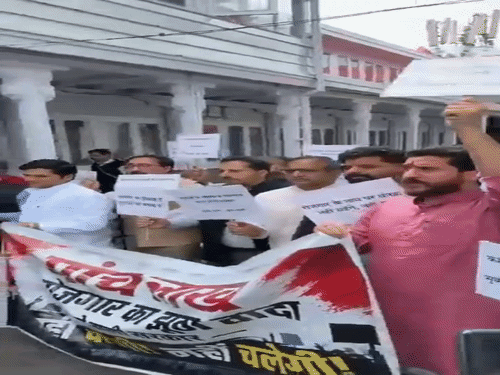 बेरोजगारी के मुद्दे पर आक्रोश रैली निकालते हुए बीजेपी विधायक दल।