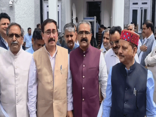सदन की कार्यवाही स्थगित होने के बाद बाहर नारेबाजी करते हुए BJP MLA।