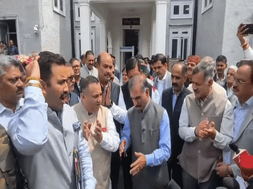 CM सुक्खू समेत कांग्रेस के सभी विधायक नारेबाजी करते हुए।