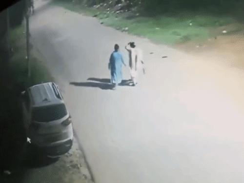 महिलाओं के पीछे से भागकर आए बदमाश।