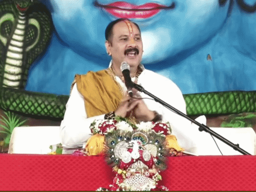 पं. प्रदीप मिश्रा ने व्यास पीठ से कहा- माता-पिता बच्चों को गाड़ी नहीं संस्कार दें। (सौजन्य: आस्था चैनल)