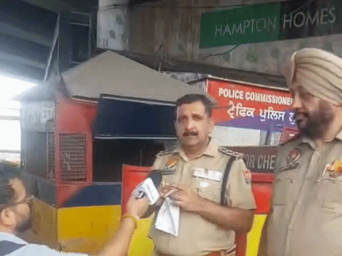 लुधियाना के समराला चौक पर भास्कर रिपोर्टर ने पुलिस से सुरक्षा इंतजामों को लेकर बात करनी चाही तो वह माइक हटाकर कुछ भी बोलने से बचते दिखे।