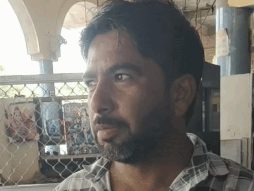 पठानकोट में हिमाचल से दिल्ली जाने के लिए निकले यात्री राशिद ने बताया कि वह सुबह 7 बजे से बस स्टैंड पर मौजूद है लेकिन कोई भी बस नहीं मिली है। मुझे किसी जरूरी काम से दिल्ली के लिए निकलना था, इसलिए सुबह ही आ गया लेकिन अब बंद से परेशानी हो रही है।