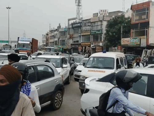 मोहाली में प्रदर्शन के दौरान एक एंबुलेंस जाम में फंस गई। प्रदर्शनकारियों ने एंबुलेंस को निकलवाकर आगे भेजा।