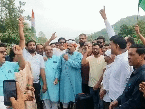 घटिया निर्माण के विरोध में कांग्रेस विधायक और उनके समर्थकों ने मोर्चा खोल दिया।