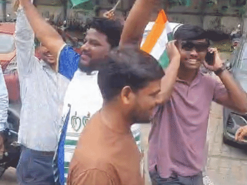 हाईकोर्ट के फैसले के बाद अधिकारियों ने धरनास्थल पर डांस किया।