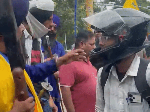मोहाली में एक युवक ने प्रदर्शन के बीच से जबरन बाइक निकालकर चंडीगढ़ जाने की कोशिश की। इस पर निहंगों ने उसे रोक लिया। इसके बाद उन्होंने बाइक किनारे खड़ी कर उसे प्रदर्शन में शामिल होने के लिए कहा।