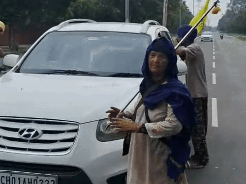 मोहाली में प्रदर्शनकारियों की गाड़ी वालों से बहस होने लगी तो एक बुजुर्ग महिला प्रदर्शनकारी ने मोर्चा संभाल लिया और गाड़ियों को रोकना शुरू कर दिया।