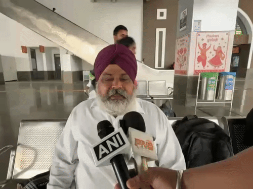 लुधियाना के खन्ना से जालंधर पहुंचे यात्री ने कहा कि मुझे पंजाब बंद का पता नहीं था। मैंने सुना था कि दोपहर 2 बजे के बाद बंद होगा इसलिए घर से निकल आया और यहां जालंधर में जाकर फंस गया, मुझे पठानकोट जाना है और किसी तरह अब रेलवे स्टेशन पर आकर लोकल ट्रेन की टिकट ली है।