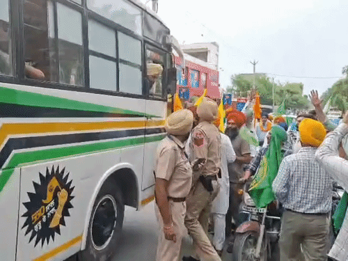 फरीदकोट में बंद के दौरान प्रदर्शनकारियों ने AAP विधायक डिंपी ढिल्लों की न्यू दीप कंपनी की बस को रोका। बाद में पुलिस ने बस को स्टैंड पर वापस भेज दिया।