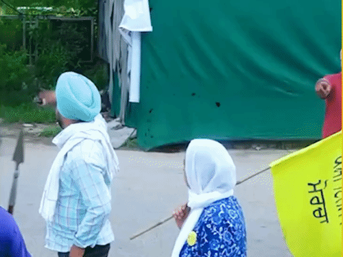 प्रदर्शन के दौरान लगाए जाम से निकलने की कोशिश करने वाले को निहंग ने दौड़कर रोका और वापस जाने को कहा।