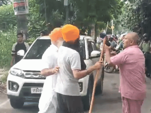 जालंध में एक व्यक्ति मरीज को देखने के लिए अस्पताल जा रहा था, जिसे प्रदर्शनकारियों ने रोक लिया। उसने कहा कि उसकी पत्नी की डायलिसिस हो रही है, इसलिए वह जा रहा है, लेकिन दोनों में बहस हो गई। जिसके बाद प्रदर्शनकारियों ने उसे थप्पड़ मारे और दोनों में हाथापाई हुई।