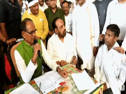 मई 2023 में तत्कालीन सीएम शिवराज सिंह चौहान मुख्यमंत्री आवासीय भू-अधिकार योजना के तहत अधिकार पत्र दिए थे। - Dainik Bhaskar