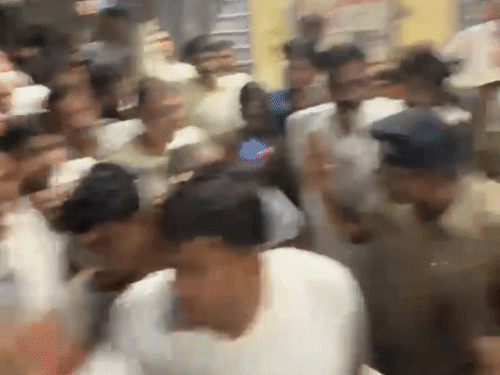 हादसे के बाद गुस्साए लोगों ने फागी उप जिला अस्पताल के बाहर हंगामा कर दिया। पुलिस ने स्थिति संभाली।