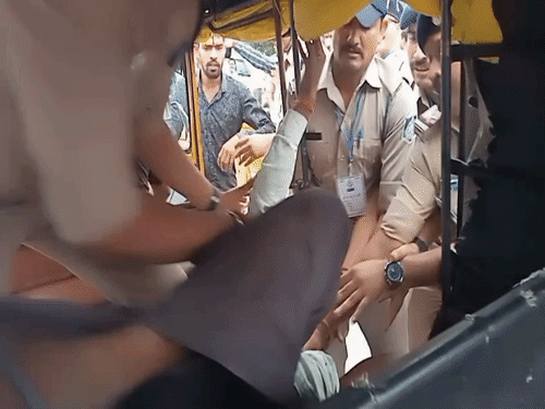 युवक को पुलिसकर्मी ऑटो से जिला अस्पताल लेकर पहुंचे।