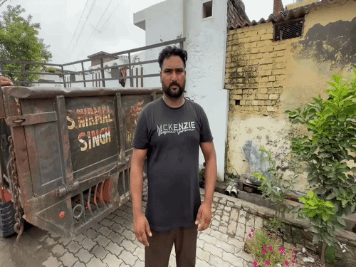 मामले की जानकारी देते हुए पारिवारिक सदस्य।