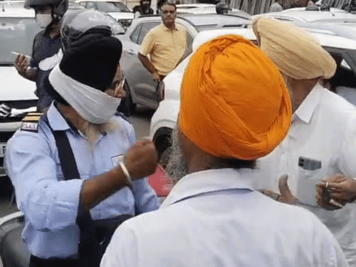 खरड़-चंडीगढ़ हाईवे बंद करने पर ड्यूटी पर जा रहे शख्स की प्रदर्शनकारियों से बहस हुई।