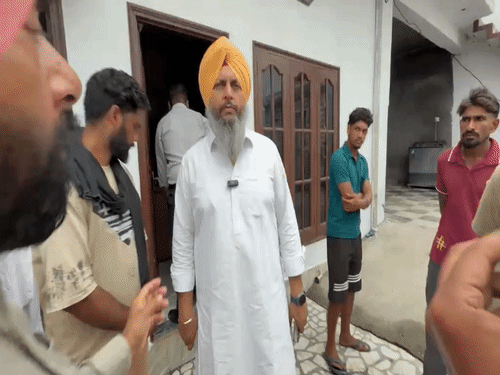 अकाली दल के नेता जोध सिंह समरा जानकारी देते हुए।