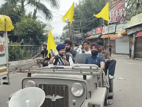 कौमी इंसाफ मोर्चा के लोग जालंधर में दुकानें बंद करने की अपील करते हुए।