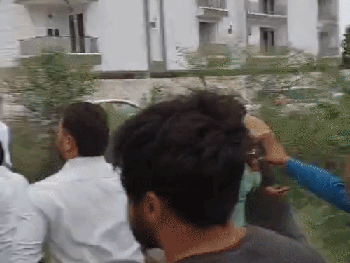 मारपीट के बाद बचने के लिए भाग रहे CJP कार्यकर्ताओं पर पत्थर फेंकते हुए।