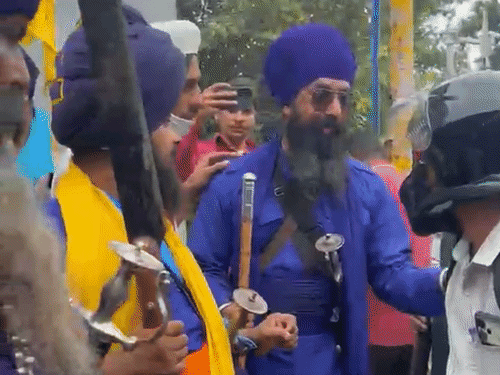 मोहाली में निहंगों ने बाइक पर चंडीगढ़ जा रहे युवक को रोका।