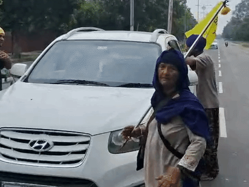 मोहाली के YPS चौक पर वाहनों को रोकने के लिए बुजुर्ग महिला ने मोर्चा संभाला।