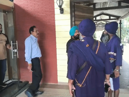 अमृतसर के कंपनी बाग में निहंगों ने क्लब को बंद करवाया।