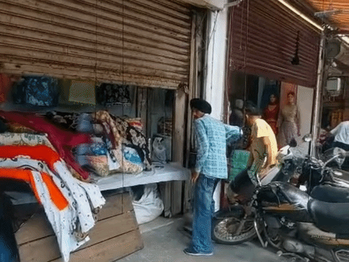 लुधियाना में अपील के बाद दुकान बंद करता हुआ दुकानदार।