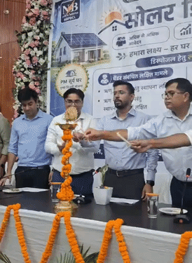 सोलर डिस्पोजल मेला का उद्घाटन करते जिलाधिकारी व अन्य।