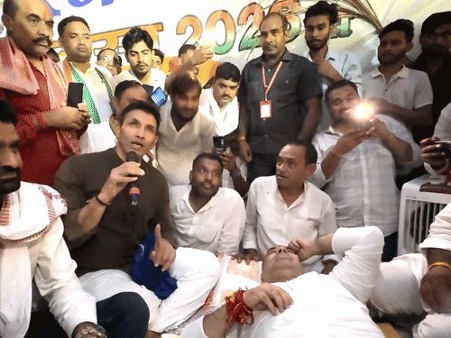 अनशन के दौरान कांग्रेस विधायक पंकज उपाध्याय के साथ प्रदेश कांग्रेस अध्यक्ष जीतू पटवारी।