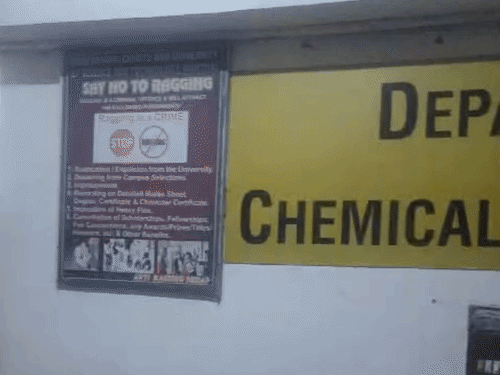 यूनिवर्सिटी के केमिकल इंजीनियरिंग डिपार्टमेंट में असिस्टेंट प्रोफेसर पर आरोप लगे हैं।