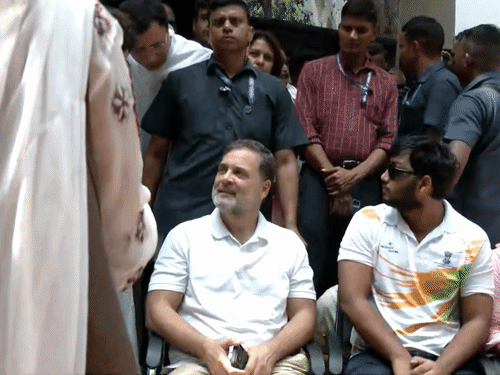 राहुल गांधी शुक्रवार को संसद मार्ग थाने में डीसीपी ऑफिस के बाहर धरने पर बैठ गए। - Dainik Bhaskar