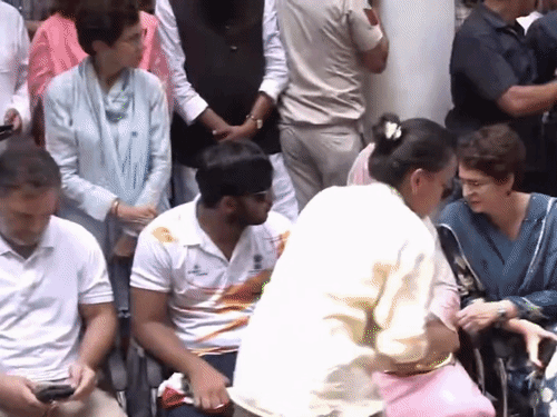 राहुल के साथ साहिल, उनकी मां और प्रियंका गांधी भी मौजूद हैं।