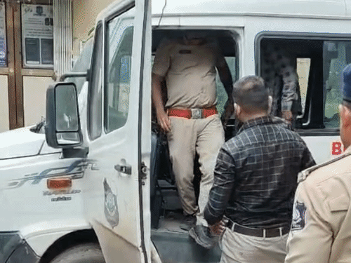 पुलिस ने इस मामले में अब तक 15 लोगों को गिरफ्तार किया है। इनमें 13 गुजरात के शराब तस्कर हैं।