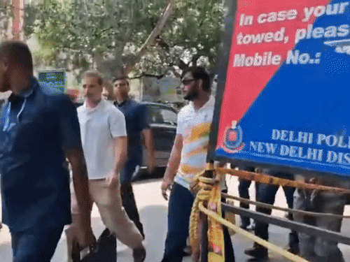 राहुल अचानक संसद मार्ग थाने पहुंचे।