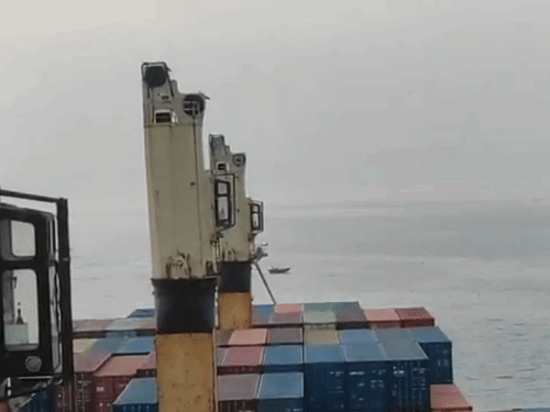 फुटेज में जहाज के सामने से IRGC की स्पीड बोट्स गुजरते हुए नजर आ रही हैं।