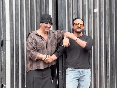 अक्षय कुमार ब्राउन चेक्ड शर्ट, ब्लैक ट्राउजर और ब्लैक कैप पहने नजर आए।