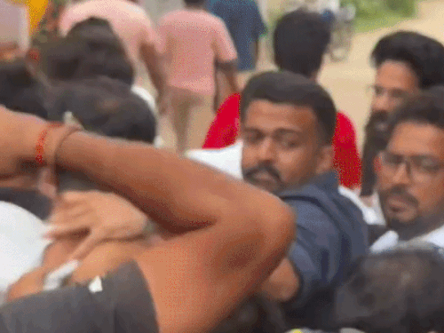 जयपुर के बगरू में जर्जर स्कूल के बच्चे तबेले में पढ़ रहे हैं। स्कूल चेक करने पहुंचे CJP की टीम को ग्रामीणों ने दौड़ाकर पीट दिया।